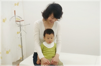 横浜で産後骨盤矯正や整体を行う横浜ロイヤルカイロプラクティックでは小さなお子様が一緒でも安心して整体を施術出来ます